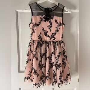 Oh so pretty dress.  Girls dress size 10.